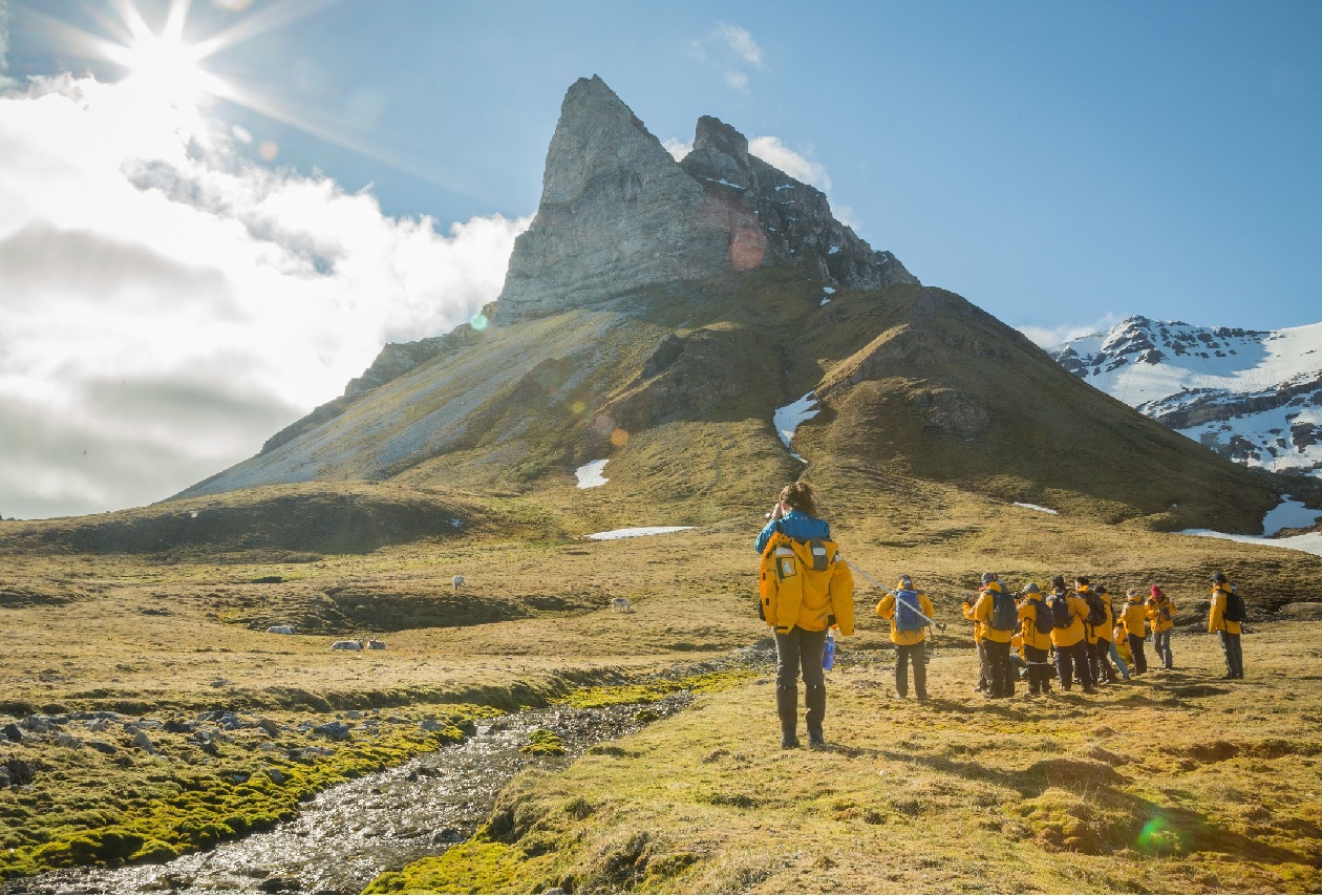 Spitsbergen-Highlights_alkehornet_hiking_svalbard-AcaciaJohnson_1