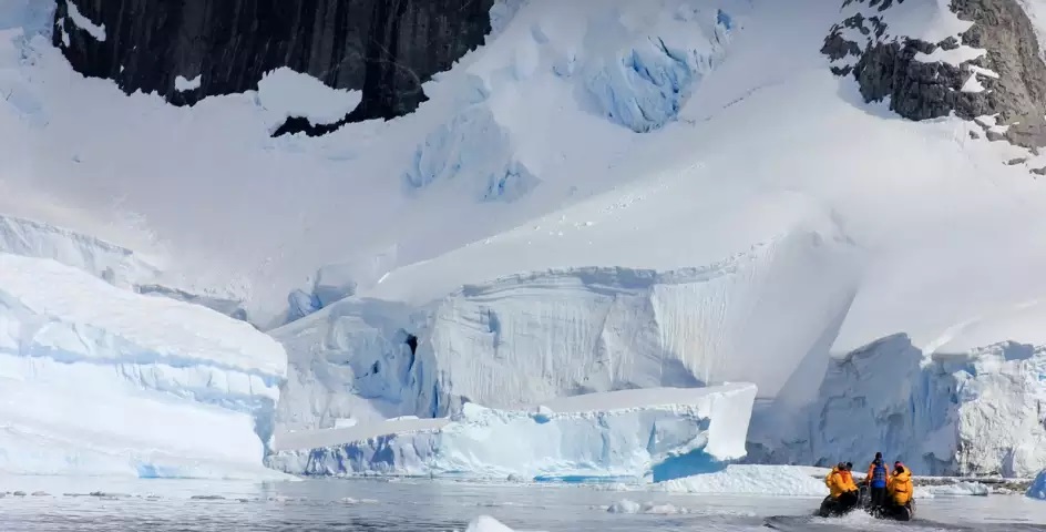 antarctic-zodiac-crusing fly the drake