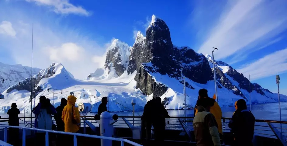 breathtaking view antarctic fly the drake