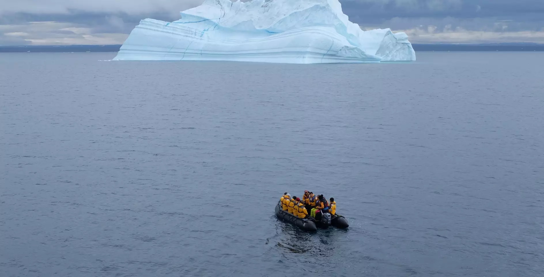 close encounters with icebergs spitsbergen
