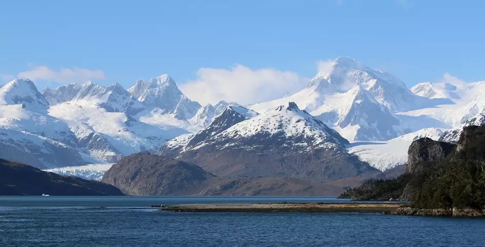 quarkexpeditions-adobestock-237655711-marinelligletscher-patagonien-chile-credit-benshot-adobestock