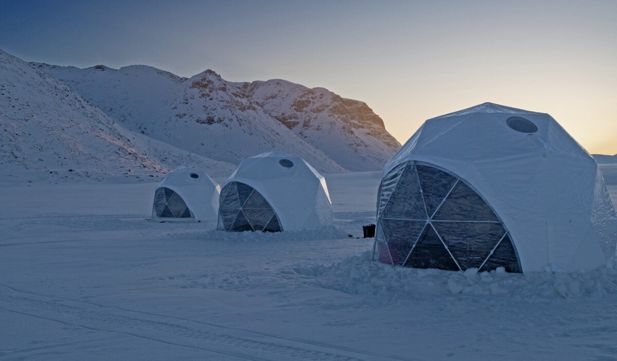 Evening-light-over-heliski-lodge