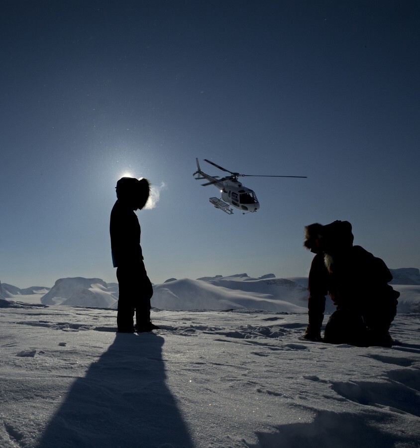 Guest-being-picked-up-for-heliskiing