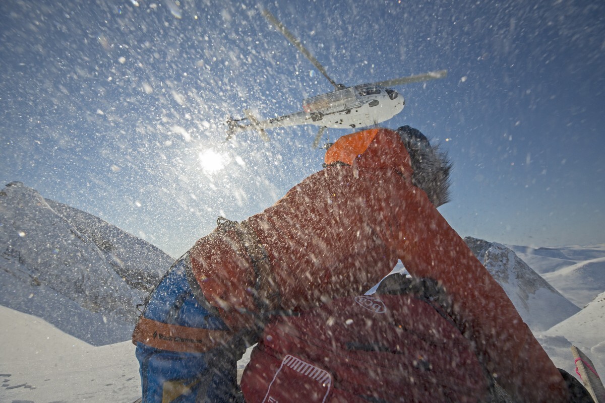 Helicopter-landing-for-skiers