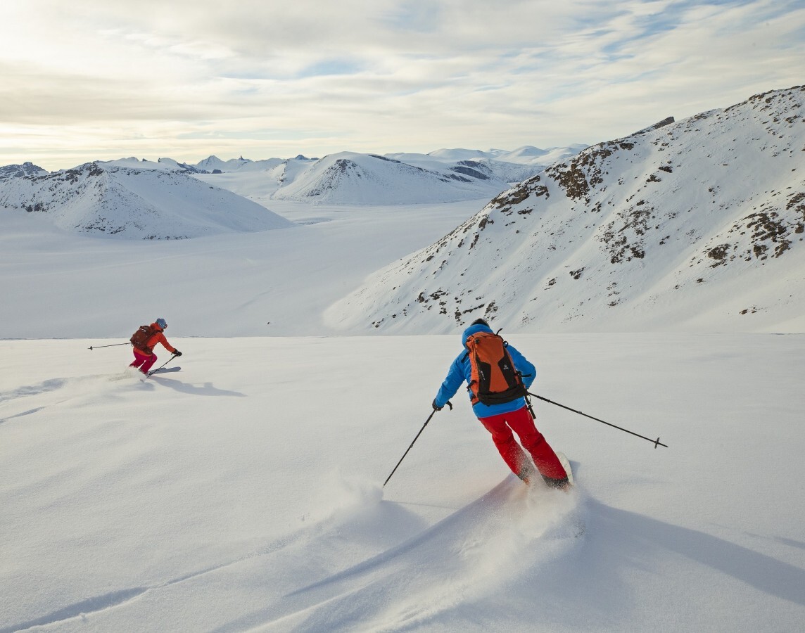 Heliski-group-enjoying-powder