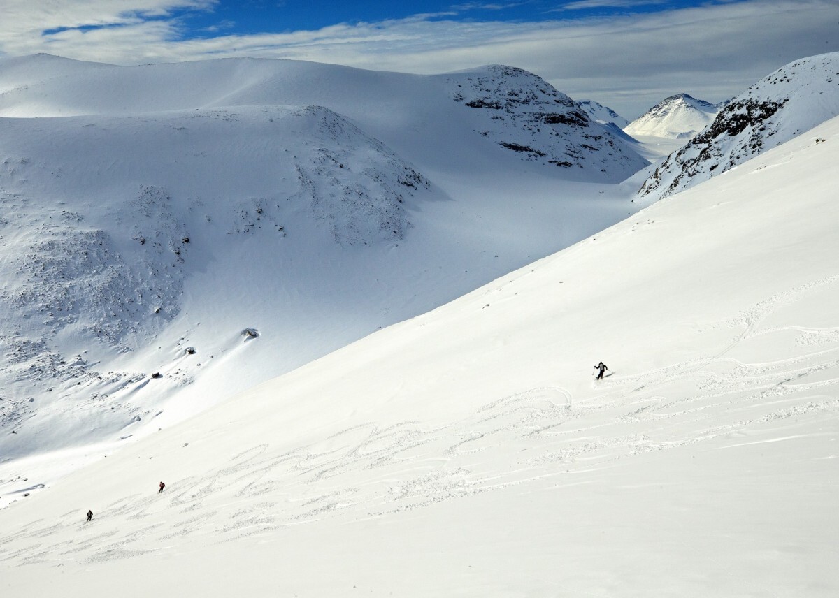 blue-ski-run-in-the-arctic