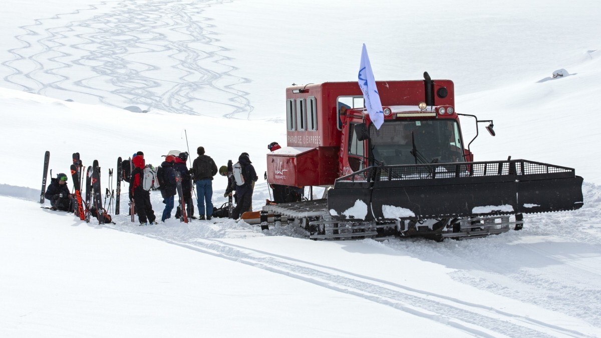 loading-arctic-Snowcat-with-ski-guests