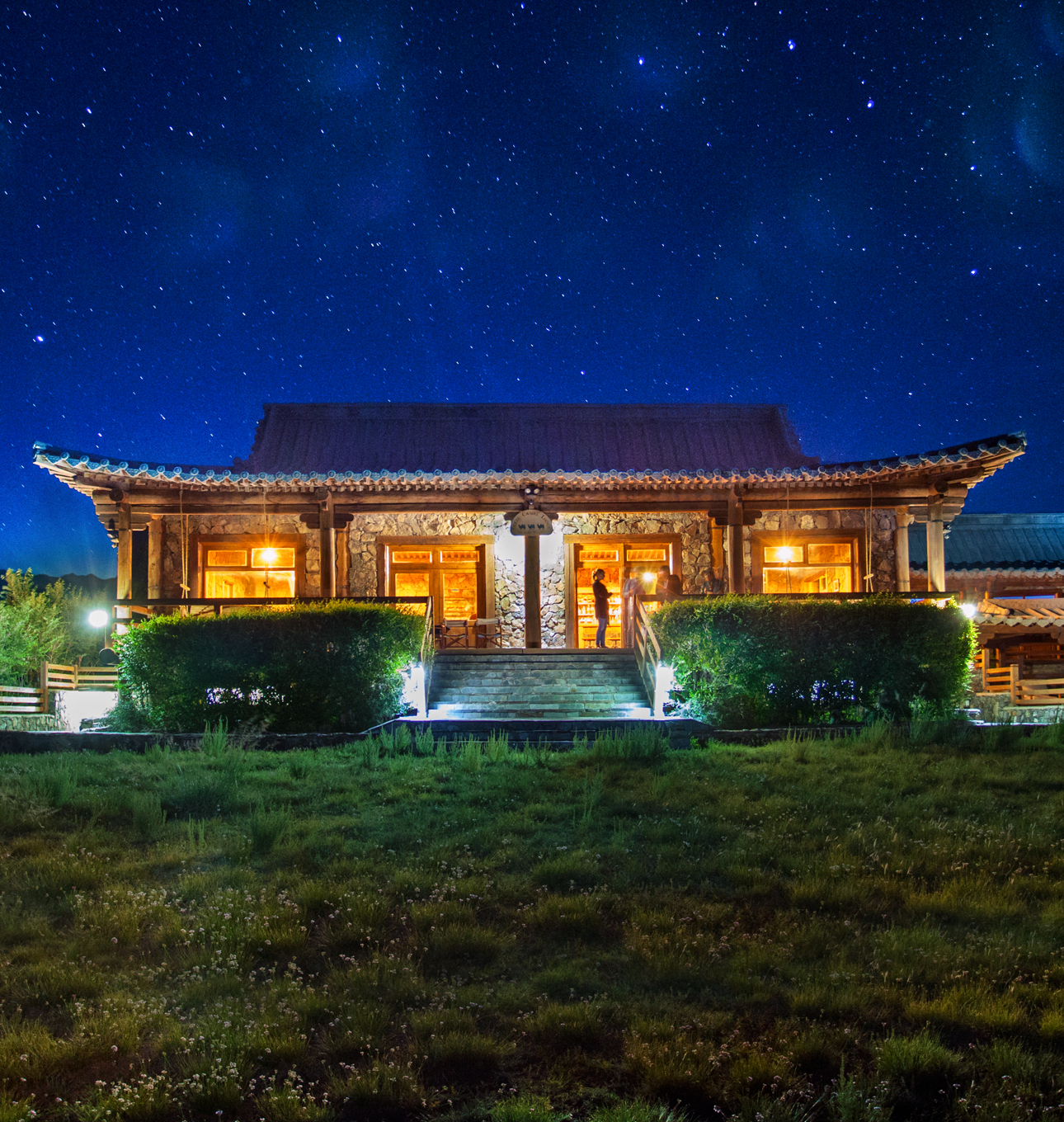 Three-Camel-Lodge-at-Night